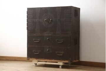 アンティーク家具　明治期　観音開き戸付き　十字金具の重ね箪笥(和箪笥、時代箪笥)(R-040464)