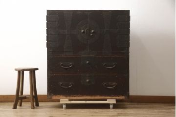 アンティーク家具　明治期　観音開き戸付き　十字金具の重ね箪笥(和箪笥、時代箪笥)(R-040464)