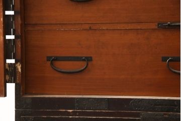 アンティーク家具　明治期　観音開き戸付き　十字金具の重ね箪笥(和箪笥、時代箪笥)(R-040464)
