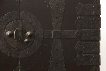 アンティーク家具　明治期　観音開き戸付き　十字金具の重ね箪笥(和箪笥、時代箪笥)(R-040464)