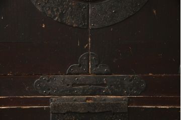 アンティーク家具　明治期　観音開き戸付き　十字金具の重ね箪笥(和箪笥、時代箪笥)(R-040464)