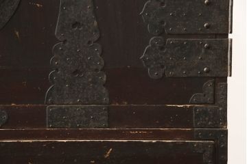 アンティーク家具　明治期　観音開き戸付き　十字金具の重ね箪笥(和箪笥、時代箪笥)(R-040464)