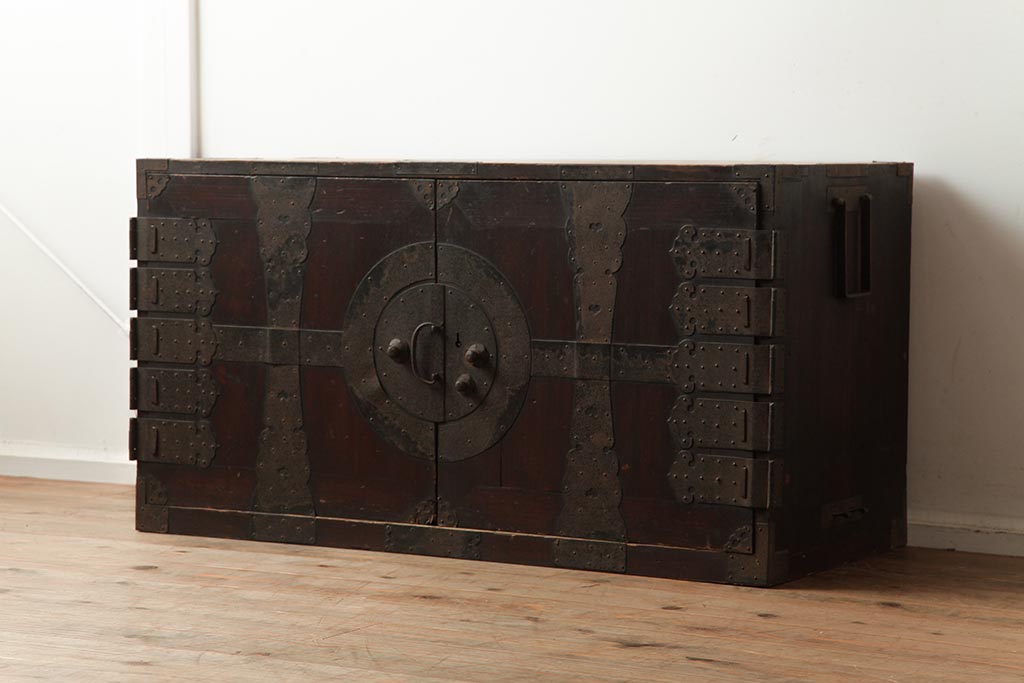 アンティーク家具　明治期　観音開き戸　金具が魅力的な和箪笥(時代箪笥、ローボード)(R-040466)