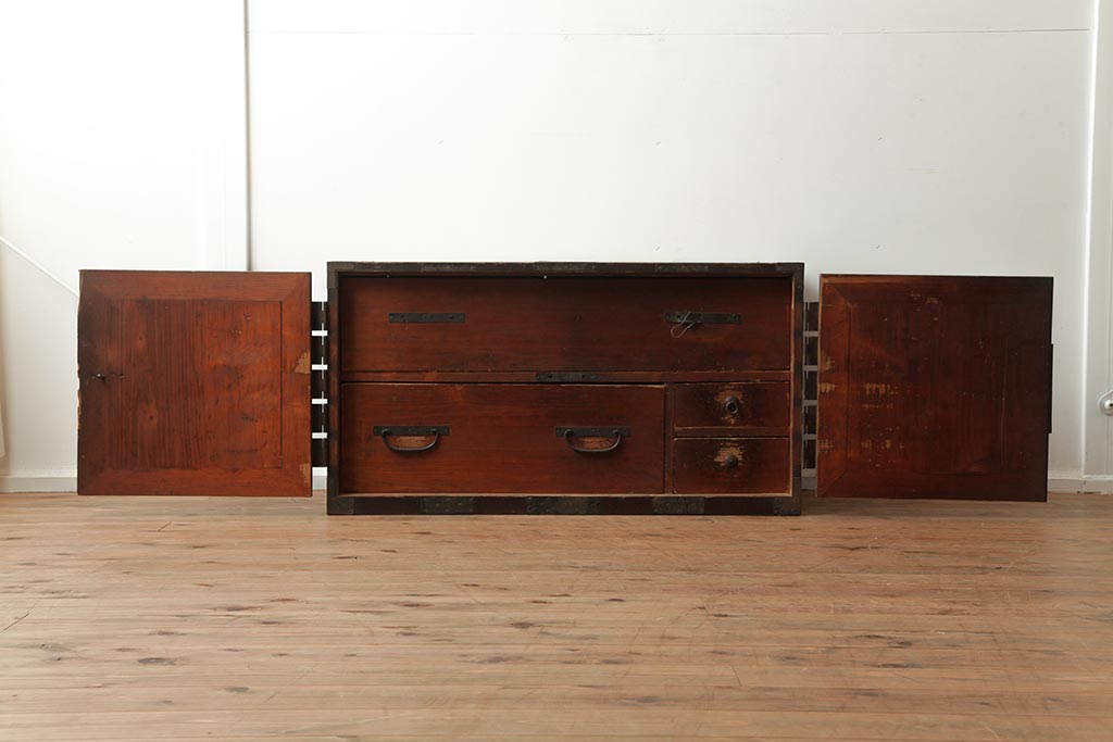 アンティーク家具　明治期　観音開き戸　金具が魅力的な和箪笥(時代箪笥、ローボード)(R-040466)