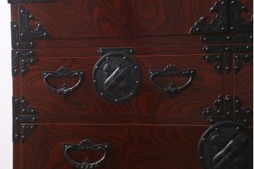 ビンテージ家具　岩谷堂箪笥　銘入り「菊政」　手打ち金具・鷹の羽紋　木地呂塗り　衣装盆付き衣装箪笥(和タンス、ヴィンテージ)(R-040472)