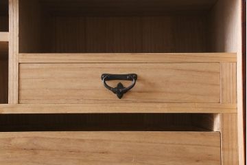 ビンテージ家具　岩谷堂箪笥　銘入り「菊政」　手打ち金具・鷹の羽紋　木地呂塗り　衣装盆付き衣装箪笥(和タンス、ヴィンテージ)(R-040472)