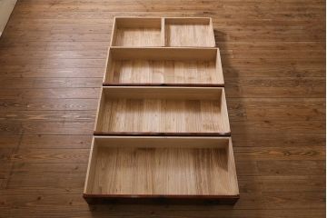 ビンテージ家具　岩谷堂箪笥　銘入り「菊政」　手打ち金具・鷹の羽紋　木地呂塗り　衣装盆付き衣装箪笥(和タンス、ヴィンテージ)(R-040472)