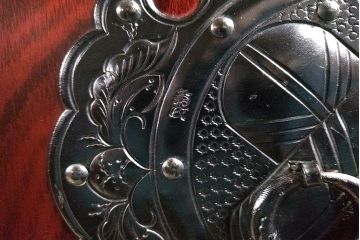 ビンテージ家具　岩谷堂箪笥　銘入り「菊政」　手打ち金具・鷹の羽紋　木地呂塗り　衣装盆付き衣装箪笥(和タンス、ヴィンテージ)(R-040472)