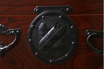 ビンテージ家具　岩谷堂箪笥　銘入り「菊政」　手打ち金具・鷹の羽紋　木地呂塗り　衣装盆付き衣装箪笥(和タンス、ヴィンテージ)(R-040472)