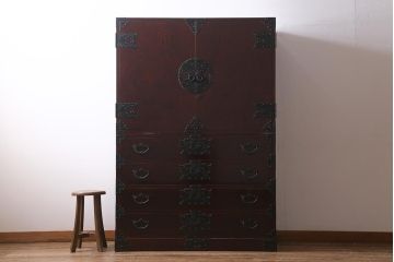 ビンテージ家具　岩谷堂箪笥　銘入り「菊政」　手打ち金具・牡丹と唐獅子紋　木地呂塗り　衣装盆付き衣装箪笥(和タンス、ヴィンテージ)(R-040473)