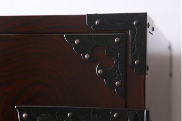 ビンテージ家具　岩谷堂箪笥　銘入り「菊政」　手打ち金具・牡丹と唐獅子紋　木地呂塗り　衣装盆付き衣装箪笥(和タンス、ヴィンテージ)(R-040473)