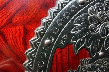 ビンテージ家具　岩谷堂箪笥　銘入り「菊政」　手打ち金具・牡丹と唐獅子紋　木地呂塗り　衣装盆付き衣装箪笥(和タンス、ヴィンテージ)(R-040473)