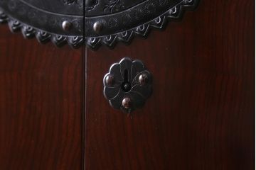 ビンテージ家具　岩谷堂箪笥　銘入り「菊政」　手打ち金具・牡丹と唐獅子紋　木地呂塗り　衣装盆付き衣装箪笥(和タンス、ヴィンテージ)(R-040473)