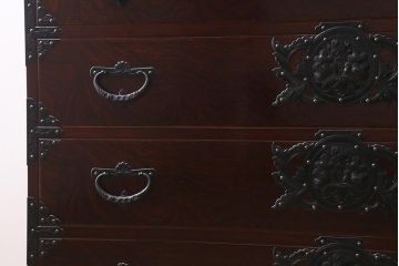 ビンテージ家具　岩谷堂箪笥　銘入り「菊政」　手打ち金具・牡丹と唐獅子紋　木地呂塗り　衣装盆付き衣装箪笥(和タンス、ヴィンテージ)(R-040473)