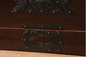ビンテージ家具　岩谷堂箪笥　銘入り「菊政」　手打ち金具・牡丹と唐獅子紋　木地呂塗り　衣装盆付き衣装箪笥(和タンス、ヴィンテージ)(R-040473)
