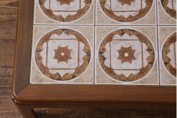 ヴィンテージ家具　北欧ビンテージ　G-PLAN(ジープラン)　チーク材　タイルトップがおしゃれな正方形のコーヒーテーブル(センターテーブル)(R-040474)