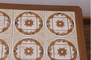 ヴィンテージ家具　北欧ビンテージ　G-PLAN(ジープラン)　チーク材　タイルトップがおしゃれな正方形のコーヒーテーブル(センターテーブル)(R-040474)