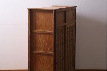 中古　民芸家具　網代引戸　杉材・桜皮　上品な雰囲気漂う置き水屋(置水屋、茶水屋、茶道具、戸棚)(R-040475)