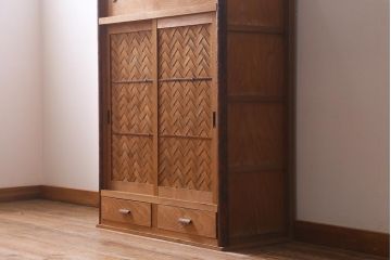 中古　民芸家具　網代引戸　杉材・桜皮　上品な雰囲気漂う置き水屋(置水屋、茶水屋、茶道具、戸棚)(R-040475)