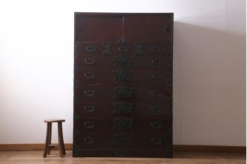 ビンテージ家具　岩谷堂箪笥　銘入り「菊政」　手打ち金具・牡丹紋　木地呂塗り　戸棚付き重ね箪笥(衣装箪笥、和タンス)(R-040477)