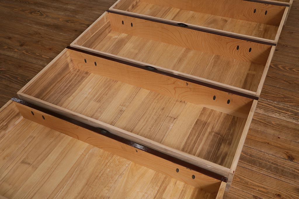 ビンテージ家具　岩谷堂箪笥　銘入り「菊政」　手打ち金具・牡丹紋　木地呂塗り　戸棚付き重ね箪笥(衣装箪笥、和タンス)(R-040477)