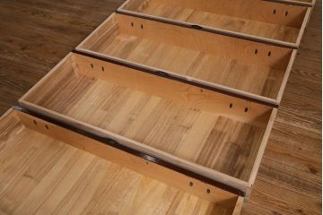 ビンテージ家具　岩谷堂箪笥　銘入り「菊政」　手打ち金具・牡丹紋　木地呂塗り　戸棚付き重ね箪笥(衣装箪笥、和タンス)(R-040477)