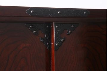 ビンテージ家具　岩谷堂箪笥　銘入り「菊政」　手打ち金具・牡丹紋　木地呂塗り　戸棚付き重ね箪笥(衣装箪笥、和タンス)(R-040477)