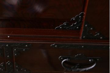 ビンテージ家具　岩谷堂箪笥　銘入り「菊政」　手打ち金具・牡丹紋　木地呂塗り　戸棚付き重ね箪笥(衣装箪笥、和タンス)(R-040477)