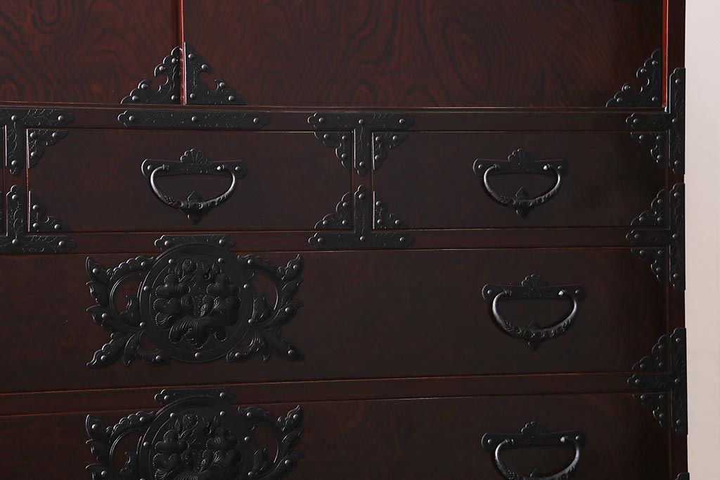 ビンテージ家具　岩谷堂箪笥　銘入り「菊政」　手打ち金具・牡丹紋　木地呂塗り　戸棚付き重ね箪笥(衣装箪笥、和タンス)(R-040477)