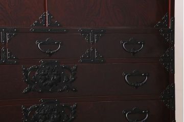 ビンテージ家具　岩谷堂箪笥　銘入り「菊政」　手打ち金具・牡丹紋　木地呂塗り　戸棚付き重ね箪笥(衣装箪笥、和タンス)(R-040477)