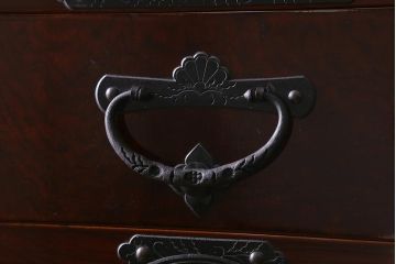 ビンテージ家具　岩谷堂箪笥　銘入り「菊政」　手打ち金具・牡丹紋　木地呂塗り　戸棚付き重ね箪笥(衣装箪笥、和タンス)(R-040477)