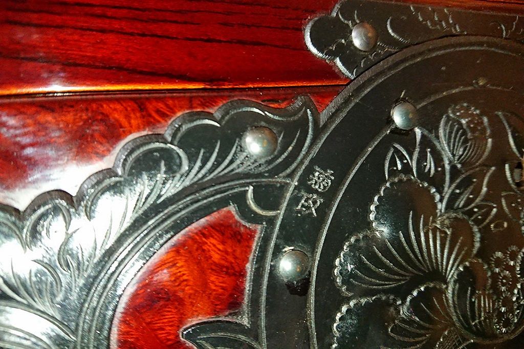 ビンテージ家具　岩谷堂箪笥　銘入り「菊政」　手打ち金具・牡丹紋　木地呂塗り　戸棚付き重ね箪笥(衣装箪笥、和タンス)(R-040477)