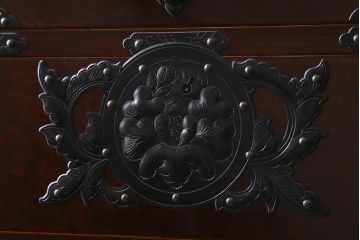 ビンテージ家具　岩谷堂箪笥　銘入り「菊政」　手打ち金具・牡丹紋　木地呂塗り　戸棚付き重ね箪笥(衣装箪笥、和タンス)(R-040477)