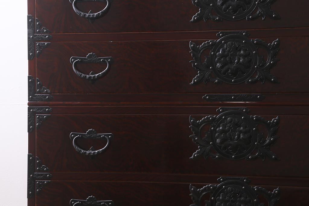 ビンテージ家具　岩谷堂箪笥　銘入り「菊政」　手打ち金具・牡丹紋　木地呂塗り　戸棚付き重ね箪笥(衣装箪笥、和タンス)(R-040477)