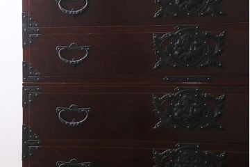 ビンテージ家具　岩谷堂箪笥　銘入り「菊政」　手打ち金具・牡丹紋　木地呂塗り　戸棚付き重ね箪笥(衣装箪笥、和タンス)(R-040477)