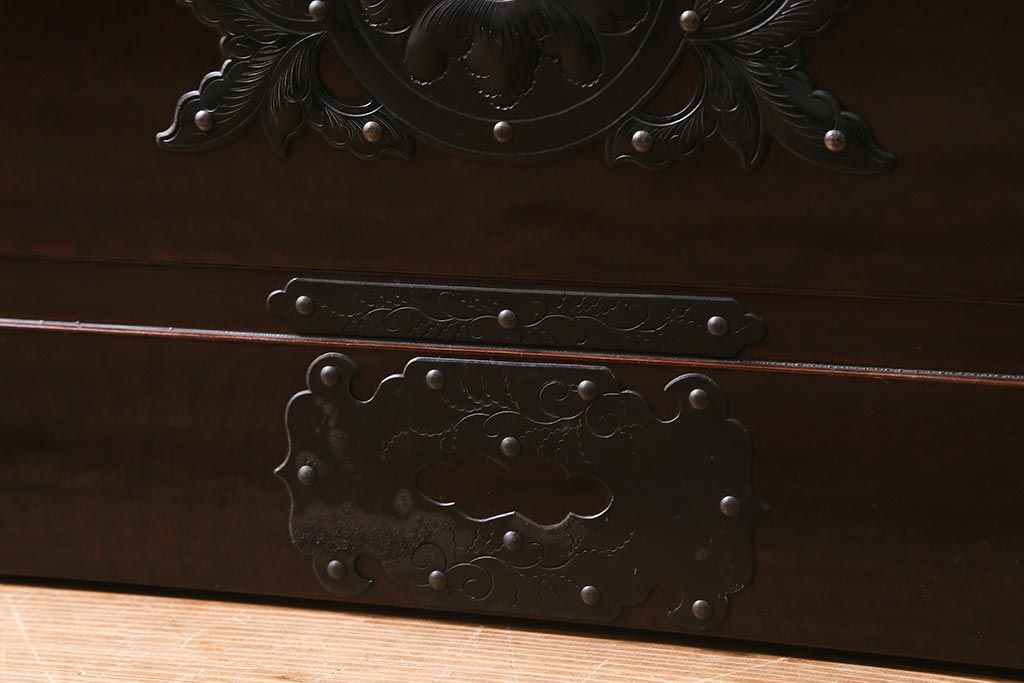 ビンテージ家具　岩谷堂箪笥　銘入り「菊政」　手打ち金具・牡丹紋　木地呂塗り　戸棚付き重ね箪笥(衣装箪笥、和タンス)(R-040477)