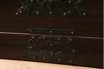 ビンテージ家具　岩谷堂箪笥　銘入り「菊政」　手打ち金具・牡丹紋　木地呂塗り　戸棚付き重ね箪笥(衣装箪笥、和タンス)(R-040477)