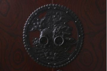 ビンテージ家具　岩谷堂箪笥　銘入り「菊政」　手打ち金具・牡丹と唐獅子紋　木地呂塗り　ワードローブ(洋服タンス)(R-040478)