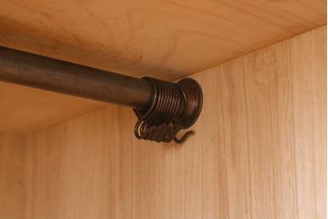 ビンテージ家具　岩谷堂箪笥　銘入り「菊政」　手打ち金具・牡丹と唐獅子紋　木地呂塗り　ワードローブ(洋服タンス)(R-040478)