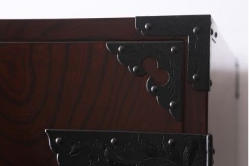 ビンテージ家具　岩谷堂箪笥　銘入り「菊政」　手打ち金具・牡丹と唐獅子紋　木地呂塗り　ワードローブ(洋服タンス)(R-040478)