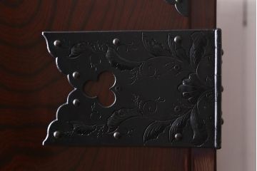 ビンテージ家具　岩谷堂箪笥　銘入り「菊政」　手打ち金具・牡丹と唐獅子紋　木地呂塗り　ワードローブ(洋服タンス)(R-040478)