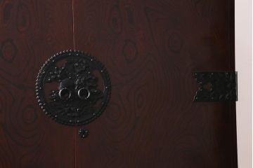 ビンテージ家具　岩谷堂箪笥　銘入り「菊政」　手打ち金具・牡丹と唐獅子紋　木地呂塗り　ワードローブ(洋服タンス)(R-040478)