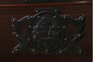 ビンテージ家具　岩谷堂箪笥　銘入り「菊政」　手打ち金具・牡丹と唐獅子紋　木地呂塗り　ワードローブ(洋服タンス)(R-040478)