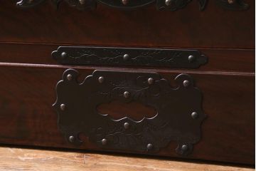 ビンテージ家具　岩谷堂箪笥　銘入り「菊政」　手打ち金具・牡丹と唐獅子紋　木地呂塗り　ワードローブ(洋服タンス)(R-040478)