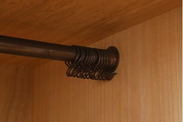 ビンテージ家具　岩谷堂箪笥　銘入り「菊政」　手打ち金具　漆塗り　美しい杢目と重厚感のある金具が魅力的なワードローブ(洋服タンス)(R-040479)