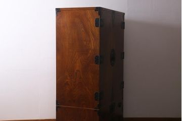 ビンテージ家具　岩谷堂箪笥　銘入り「菊政」　手打ち金具　漆塗り　美しい杢目と重厚感のある金具が魅力的なワードローブ(洋服タンス)(R-040479)