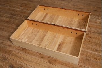 ビンテージ家具　岩谷堂箪笥　銘入り「菊政」　手打ち金具　漆塗り　美しい杢目と重厚感のある金具が魅力的なワードローブ(洋服タンス)(R-040479)