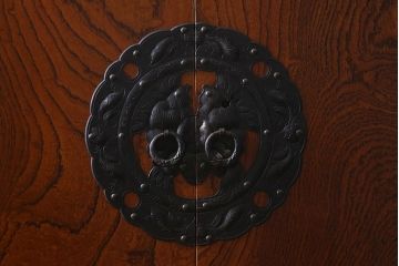 ビンテージ家具　岩谷堂箪笥　銘入り「菊政」　手打ち金具　漆塗り　美しい杢目と重厚感のある金具が魅力的なワードローブ(洋服タンス)(R-040479)