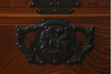 ビンテージ家具　岩谷堂箪笥　銘入り「菊政」　手打ち金具　漆塗り　美しい杢目と重厚感のある金具が魅力的なワードローブ(洋服タンス)(R-040479)