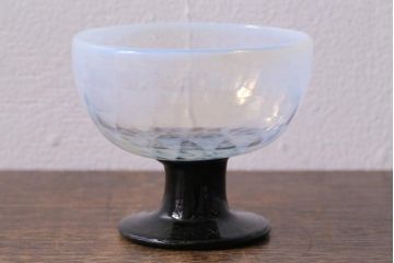 アンティーク雑貨　大正期　乳白鱗紋エナメル脚　碗形氷コップ(和ガラス)(R-040488)